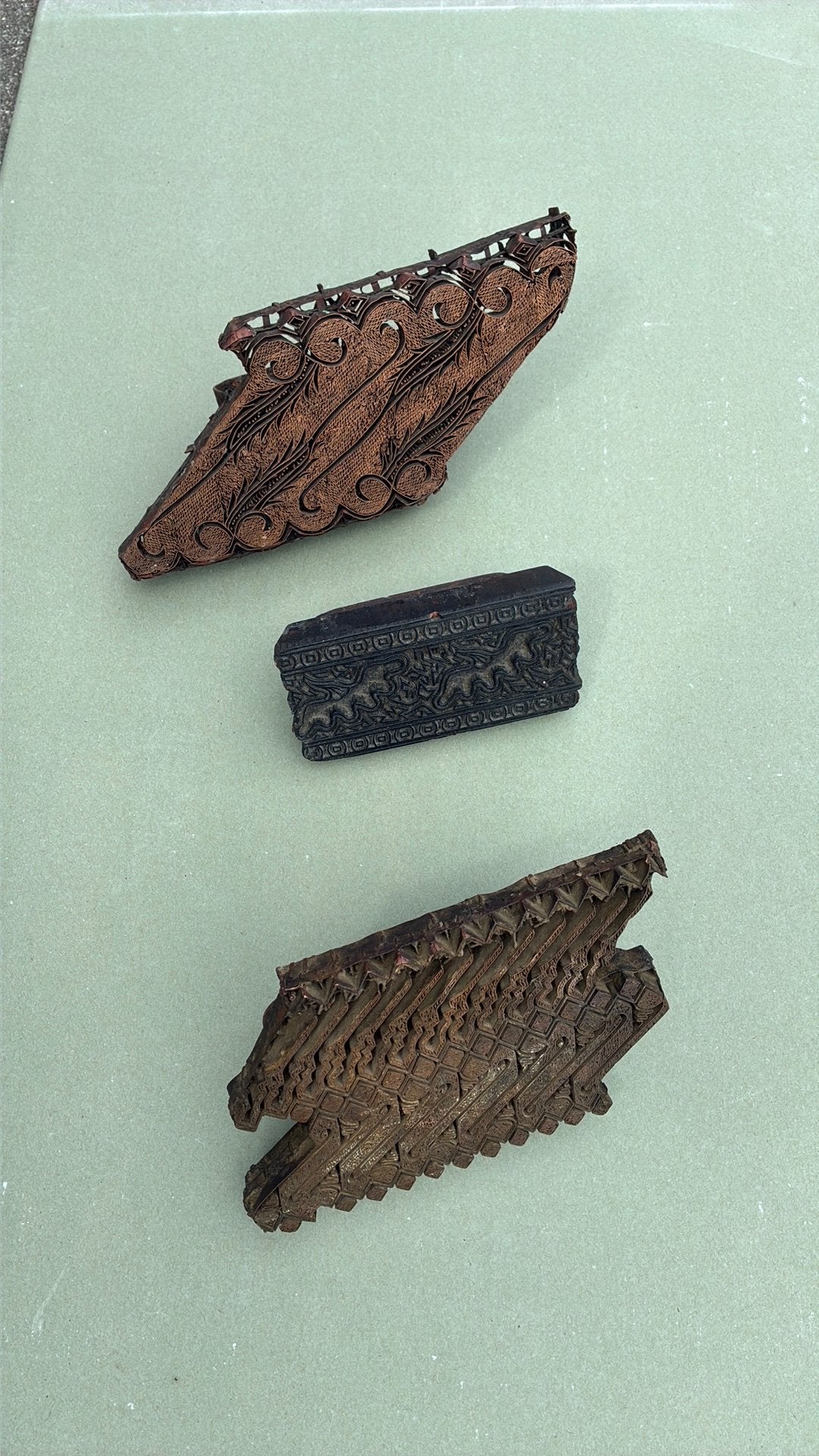 3 antieke textielsrempels / batekstempels, Ophalen