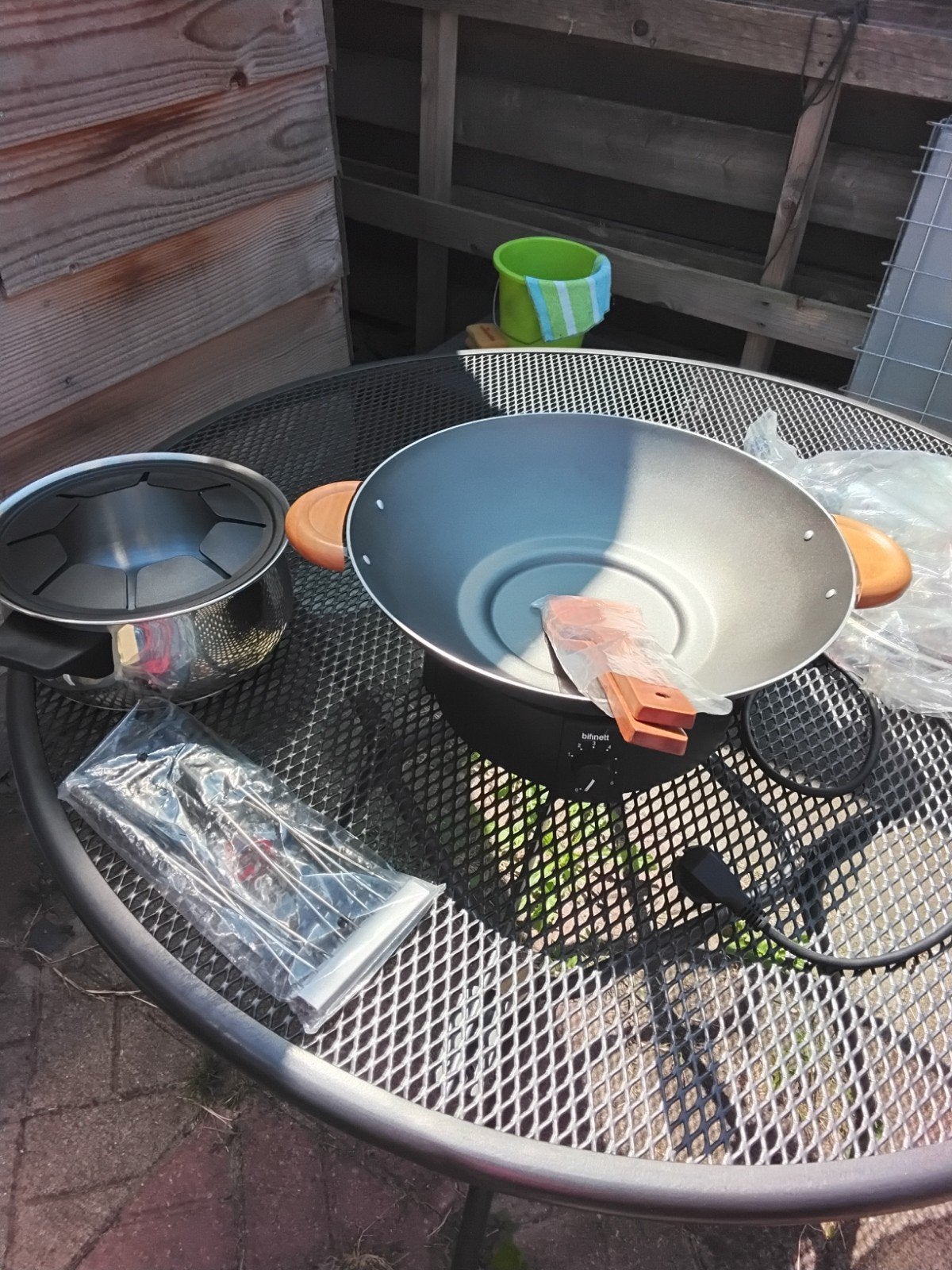 Elektrische wokpan met fondupan en bowlschaal met kopjes, Huis en Inrichting, Keuken | Keukenbenodigdheden, Ophalen