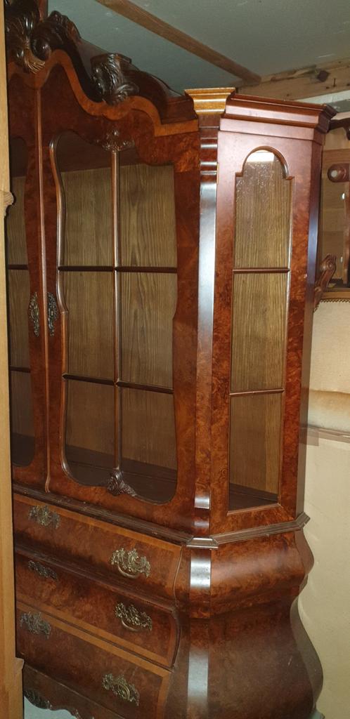 Barok buikkast met vitrine, Ophalen