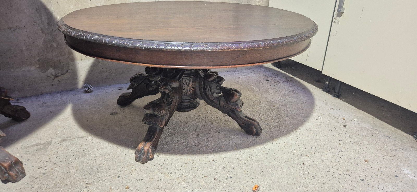 Antieke ronde bijzettafel met houtsnijwerk, Ophalen