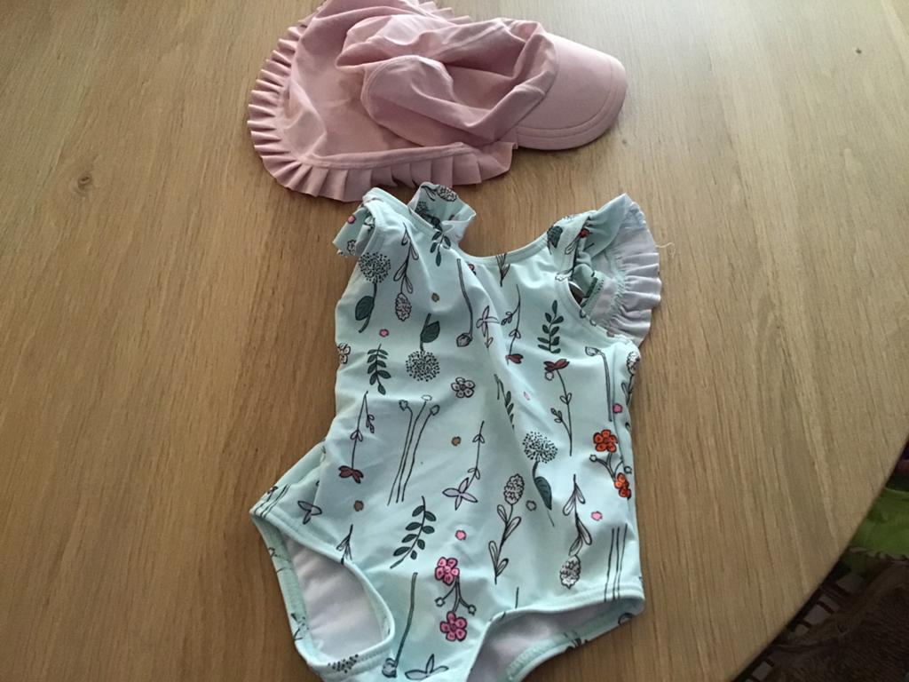Badpakje en zonnepet, Kinderen en Baby's, Kinderkleding | Kinder-zwemkleding, Ophalen of Verzenden, Zo goed als nieuw, Meisje