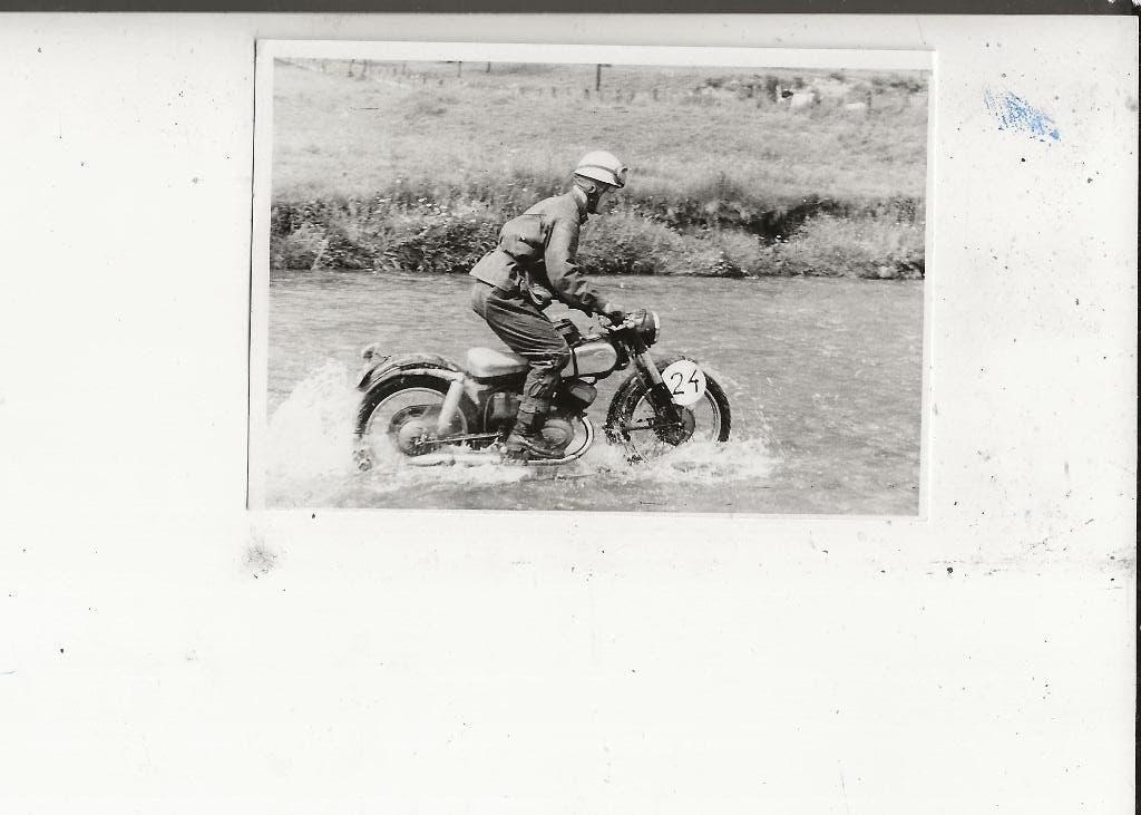 Motorraces Ton Witberg door het water op nr 24 1955 Foto, Ophalen of Verzenden, 1940 tot 1960, Ongelopen, Gelderland