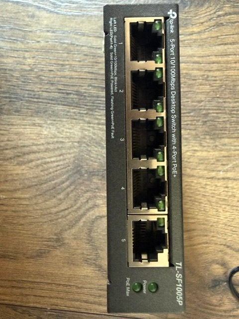 tp-link 5-port 10/100Mbps Switch 4-Port PoE+ TL-SF1005P, Computers en Software, Netwerk switches, Ophalen of Verzenden, Gebruikt