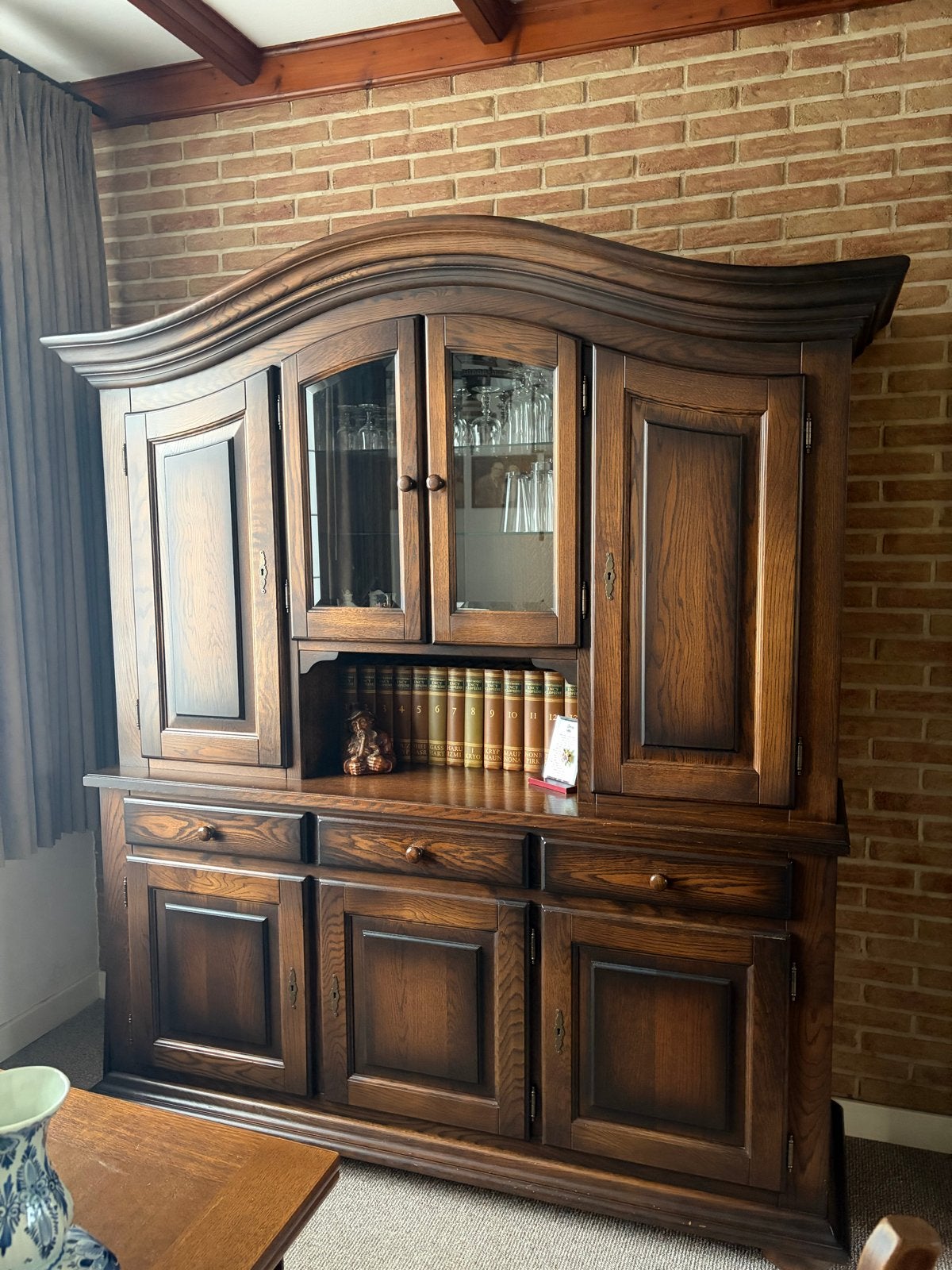 Elegante massief eiken buffetkast met vitrine, Ophalen
