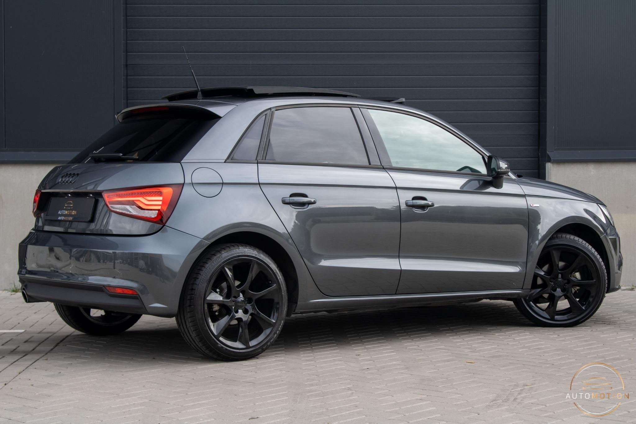 Audi A1 Sportback 1.0 TFSI Sline PANO PARKEERSENSOR CRUISE L, Auto's, Audi, Stof, 95 pk, Met garantie (alle), 4 stoelen
