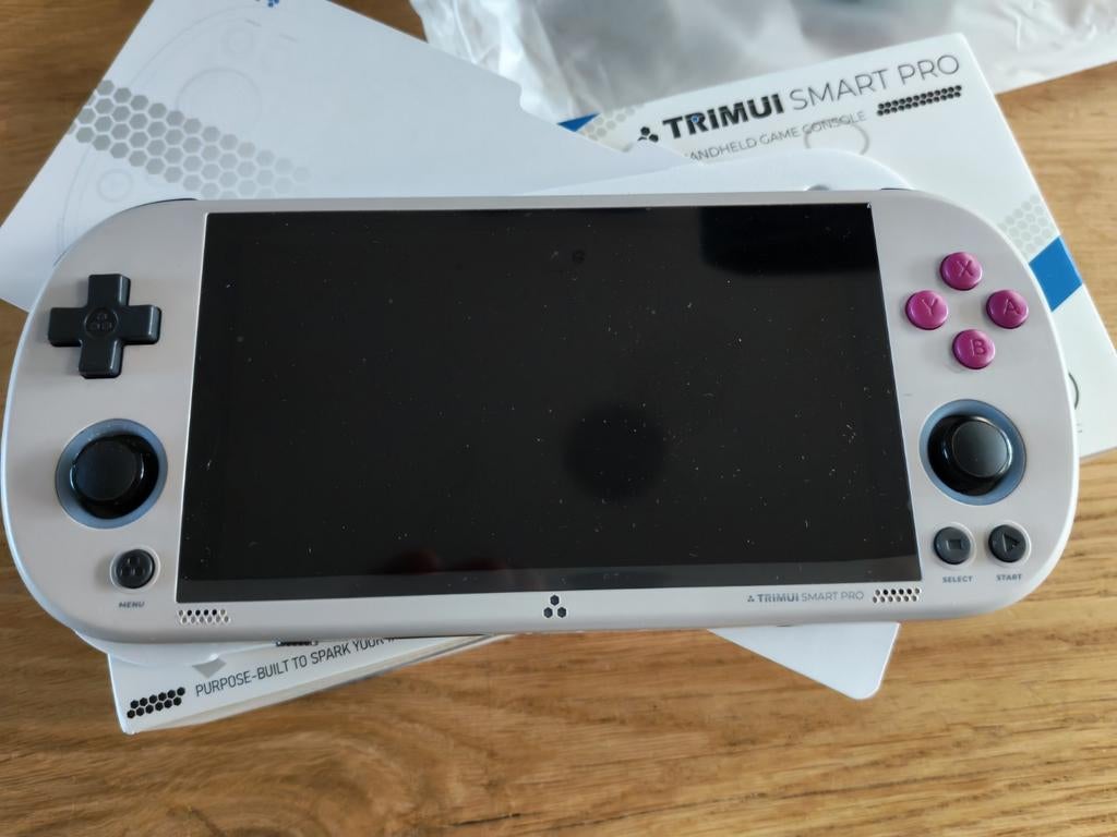 TrimUI Smart Pro Handheld Game Console met Hoesje, Spelcomputers en Games, Spelcomputers | Overige, Ophalen of Verzenden, TrimUI
