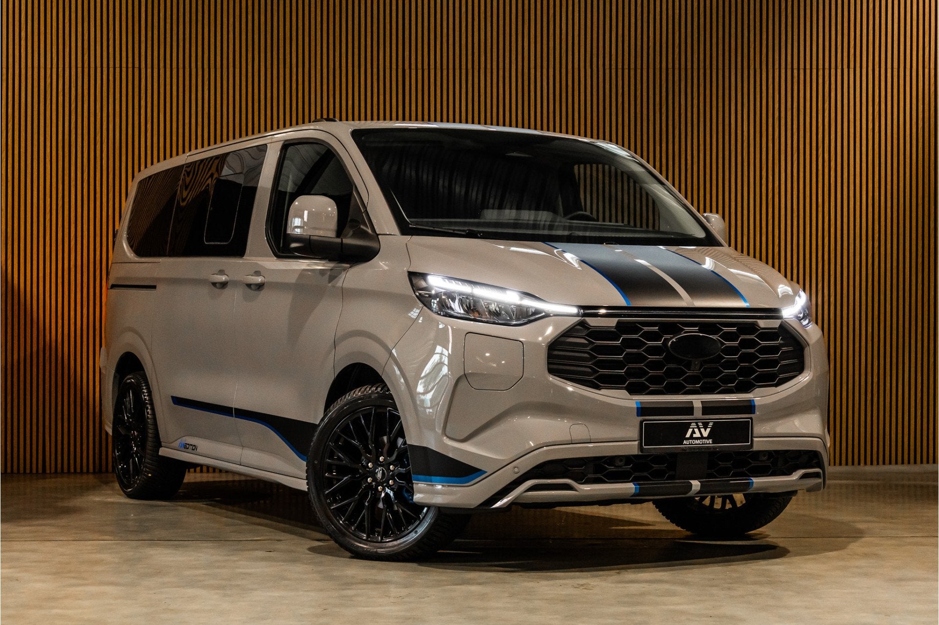Ford Transit Custom 320 2.5 PHEV Sport DC | Dubbel Cabine |, Auto's, Bestelauto's, Zwart, 4 cilinders, Leder en Stof, 59 km/l