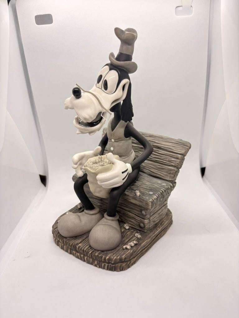 WDCC beeldje – Goofy's Debut – Limited Edition 5.000, Ophalen, Zo goed als nieuw