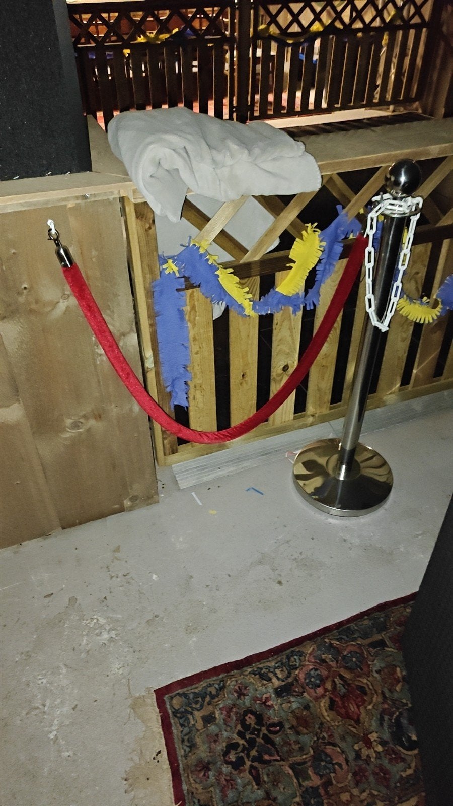 Rode afzetpaal met koord - Feestdecoratie, Ophalen of Verzenden, Gebruikt, Feestartikel, Overige