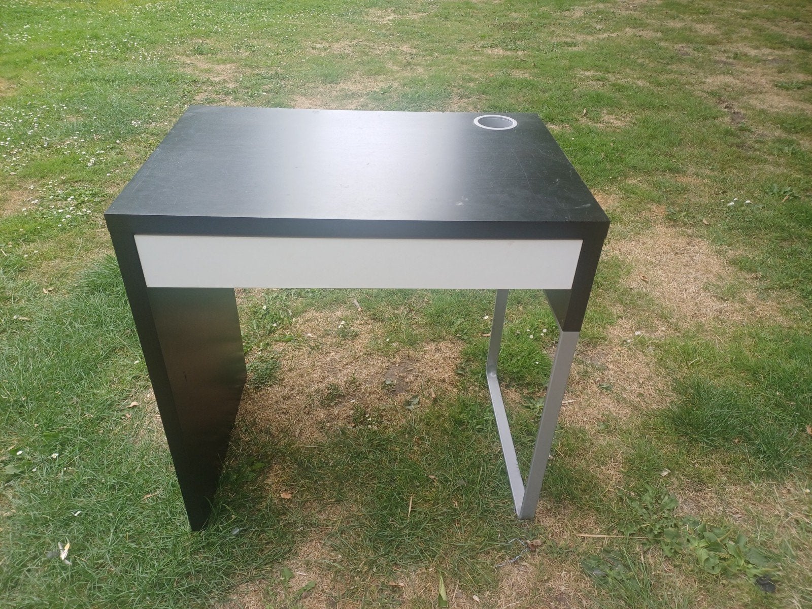 Compact zwart bureau met lade en kabeldoorvoer, Ophalen, Gebruikt, Spaanplaat of MDF, Kabelgoot