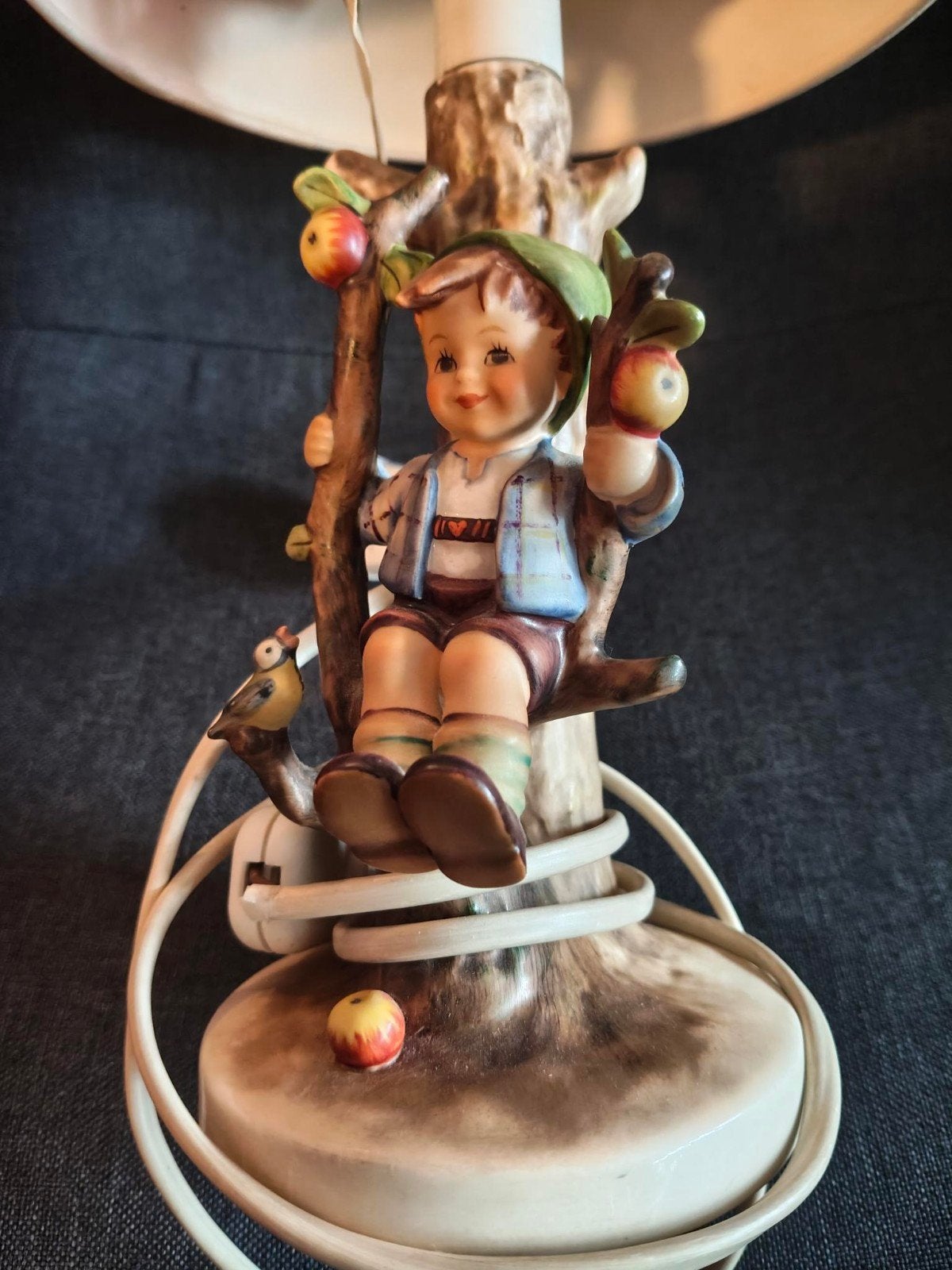 Goebel Hummel Tafellamp - Jongen in Boom met Vogeltje, Figuurlamp, Overige merken, Meerkleurig, Keramiek