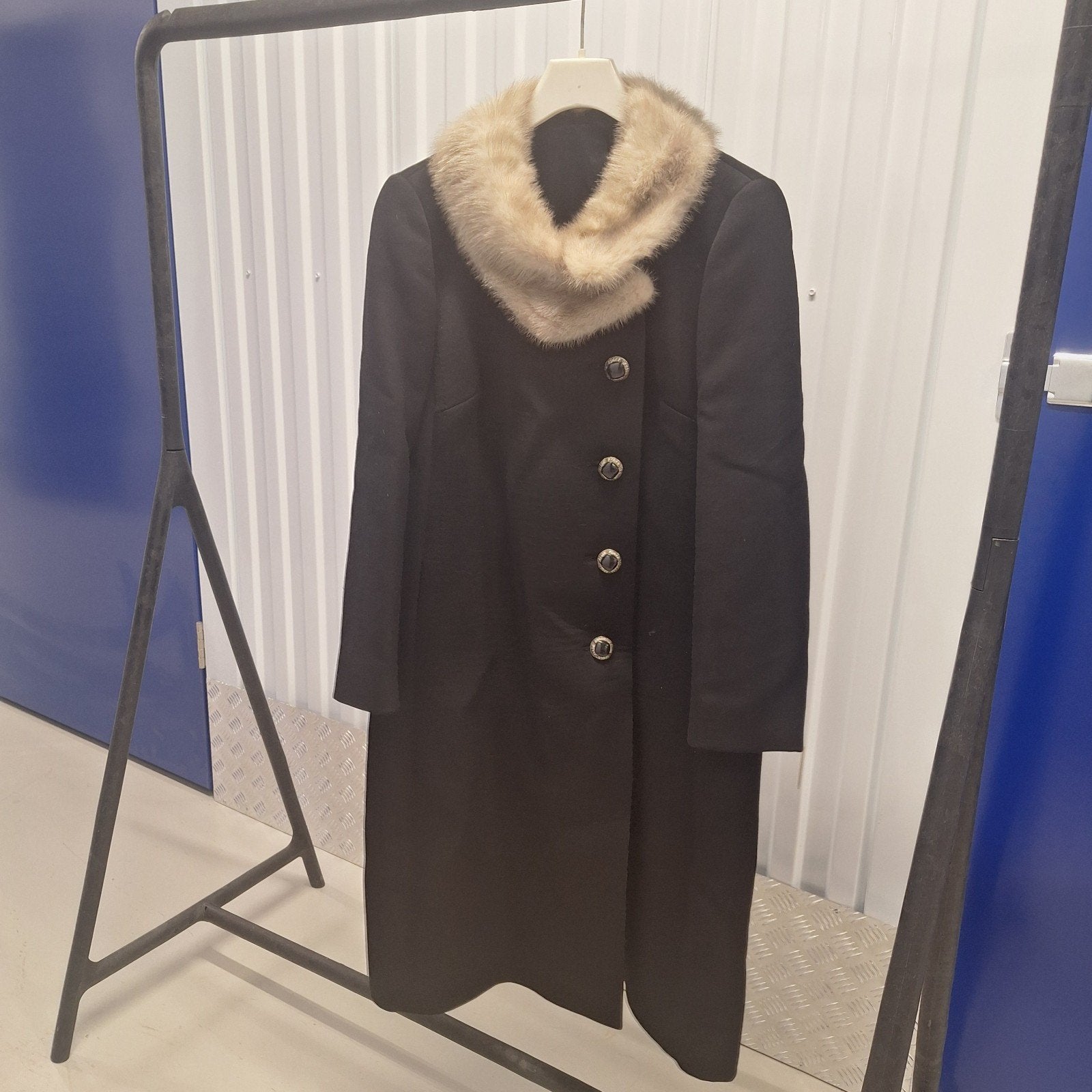 Elegante vintage zwarte wollen jas met bontkraag, Zwart, Ophalen of Verzenden, Zo goed als nieuw, Maat 38/40 (M)