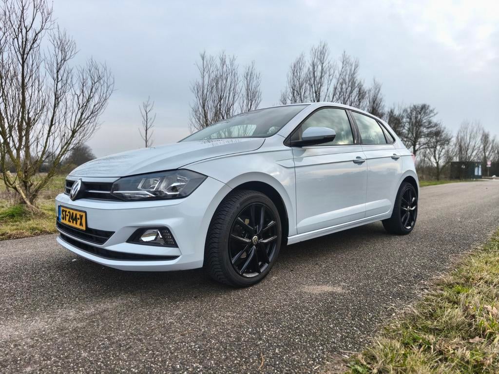 Volkswagen Polo 1.0 Comfortline 2018 Nieuwe APK, Auto's, Volkswagen, 1005 kg, Stof, Zwart, Wit