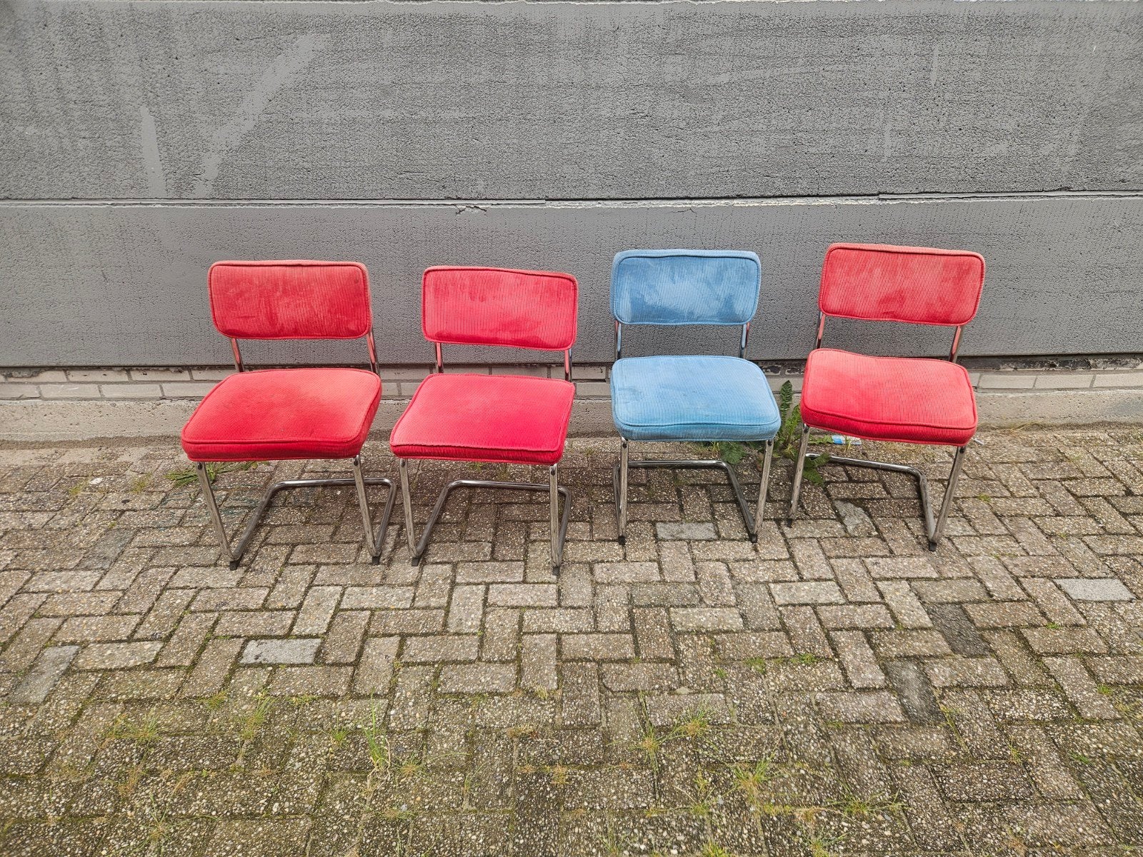 Set van 4 vintage stoelen - rood en blauw, Huis en Inrichting, Stoelen, Ophalen, Gebruikt, Overige kleuren, Vintage / Retro