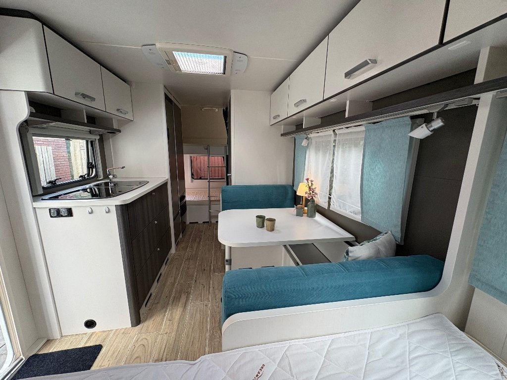 Dethleffs C'Go 495 QSK - stapelbed & wit meubilair, Caravans en Kamperen, Dwarsbed, Treinzit, Particulier, Dethleffs