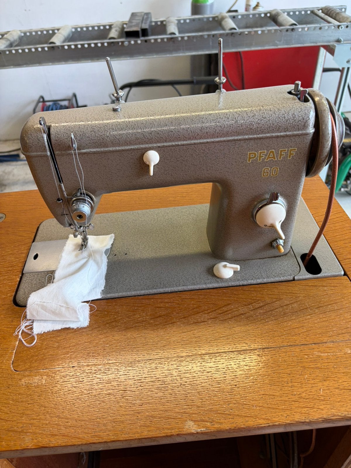 Oude naaimachine, Antiek en Kunst, Antiek | Naaimachines, Ophalen of Verzenden