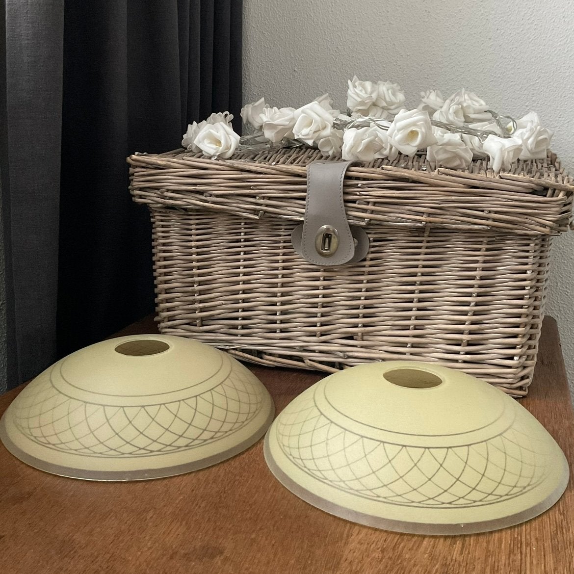 VINTAGE 2 GLAZEN LAMPENKAPPEN ZACHT GEEL MET PATROON, Gebruikt, Geel, Rond, Ophalen of Verzenden