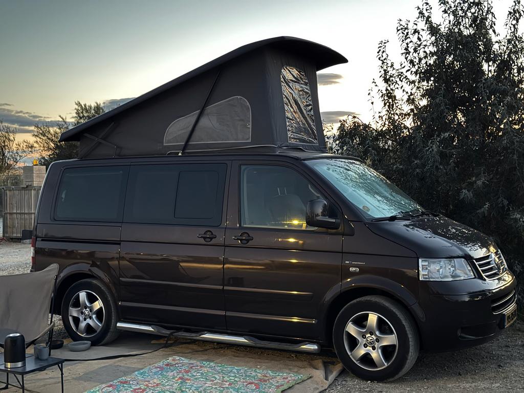 Volkswagen T5 camper met slaaphefdak NL 2e eigenaar, Caravans en Kamperen, Campers, Buscamper of Camperbus, Volkswagen, Diesel