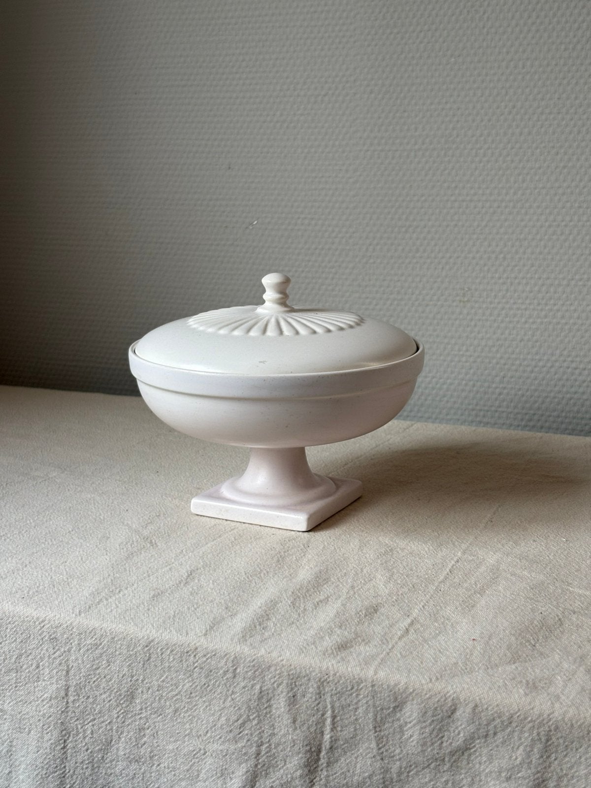 Vintage Gouda keramiek schaal op voet | gemerkt, Ophalen of Verzenden