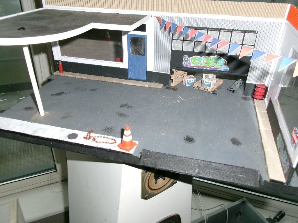 Zelf verbouwde garage/benzinestation diorama, Hobby en Vrije tijd, Verzenden, Nieuw, Groter dan 1:35, Diorama