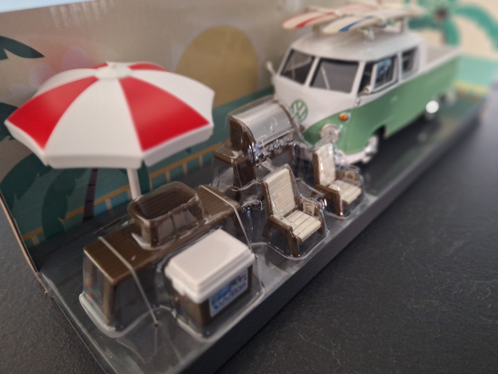 VW T1 met tafeltje, stoeltjes, parasol en barbecue 1:24, Nieuw, Ophalen of Verzenden, Motormax, Motormax