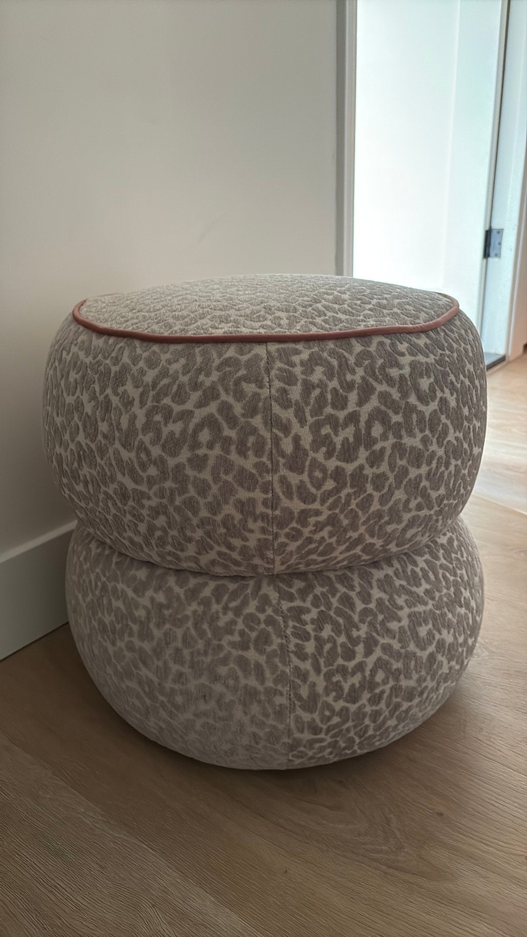 KARWEI poef Jade beige stof ø 45 cm, Minder dan 50 cm, Rond, Ophalen of Verzenden, Zo goed als nieuw