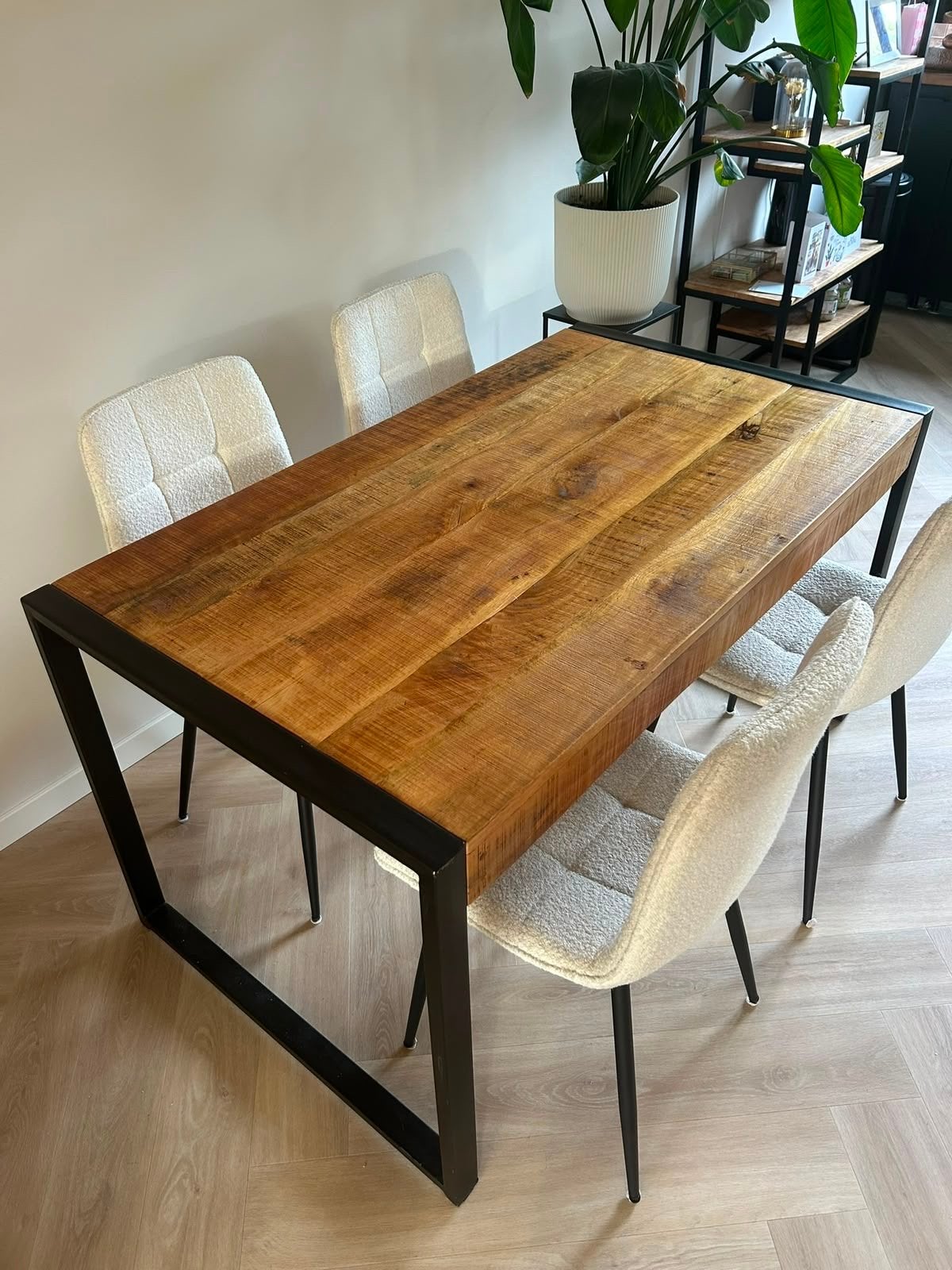Zeer mooie massieve eettafel mangohout met metalen onderstel, Ophalen, Gebruikt, 100 tot 150 cm, 50 tot 100 cm