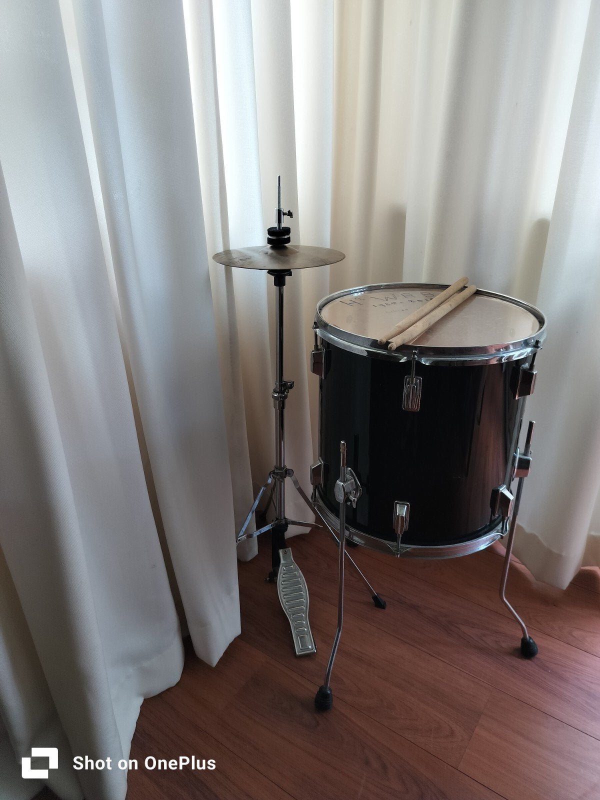 Zwarte Floor Tom met hi-hat en drumstokken, Muziek en Instrumenten, Drumstellen en Slagwerk, Ophalen, Gebruikt, Overige merken