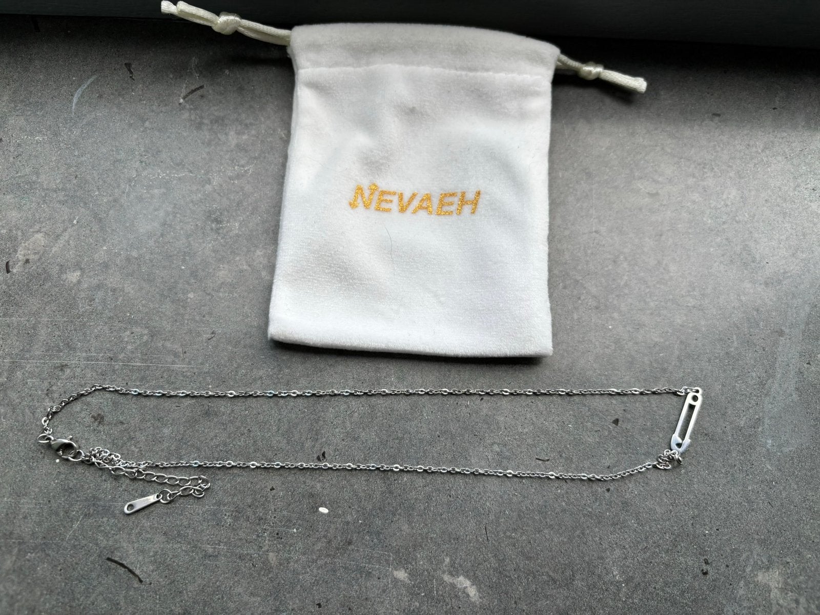 Nieuwe ketting met speld hanger zilver Nevaeh, Ophalen of Verzenden, Zo goed als nieuw, Zilver