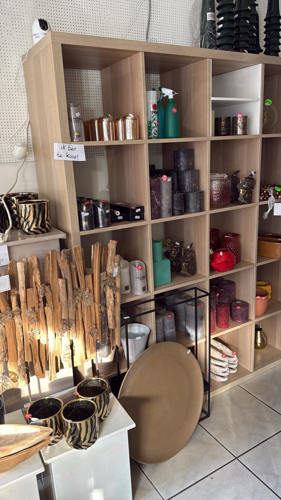 Houten vakkenkast met diverse woonaccessoires, Ophalen, Hout, Gebruikt, Modern