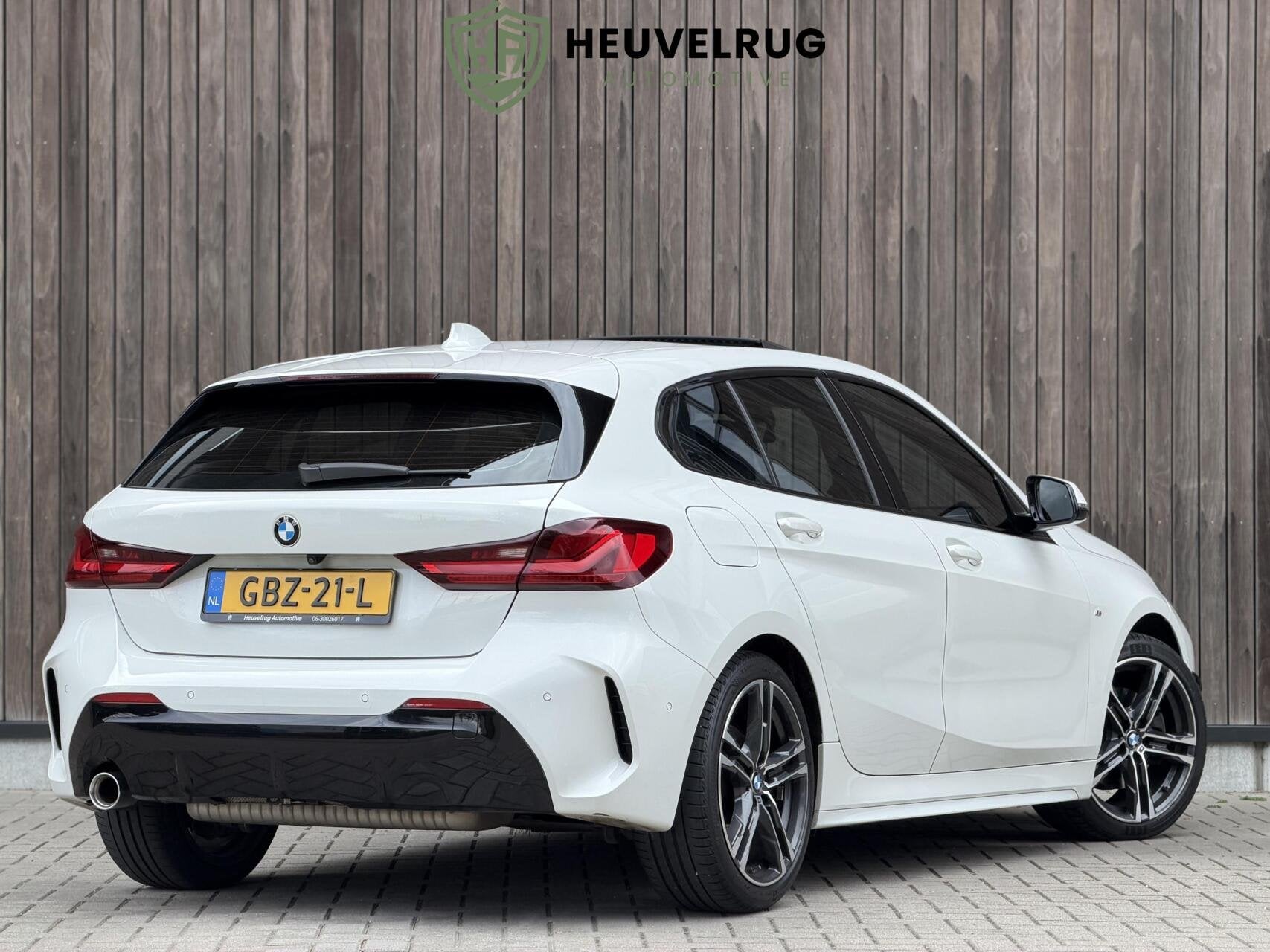 BMW 1-serie 118i M Sport High Executive | PANORAMADAK | SFEE, Auto's, Achterwielaandrijving, Gebruikt, 4 cilinders, Wit