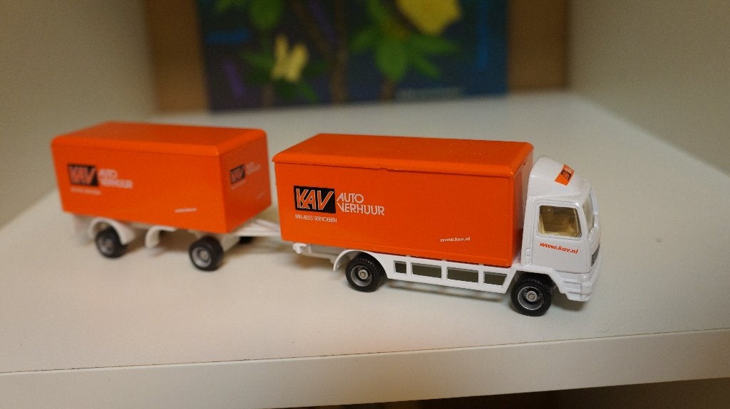 KAV Auto Verhuur vrachtwagen met aanhanger – modelauto, Ophalen of Verzenden, Gebruikt, Bus of Vrachtwagen, Overige merken
