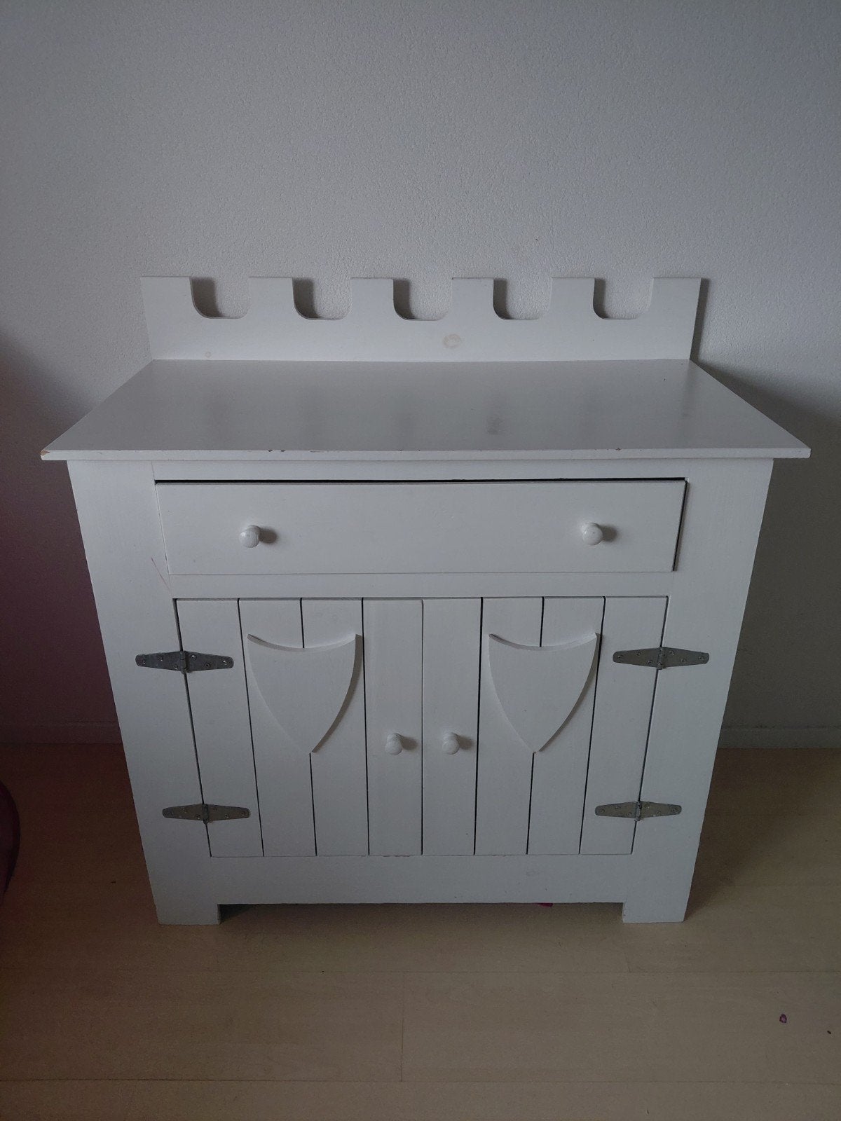 Wit houten kastje met lade en deurtjes, Ophalen, Gebruikt, Landelijk, speels, 50 tot 100 cm