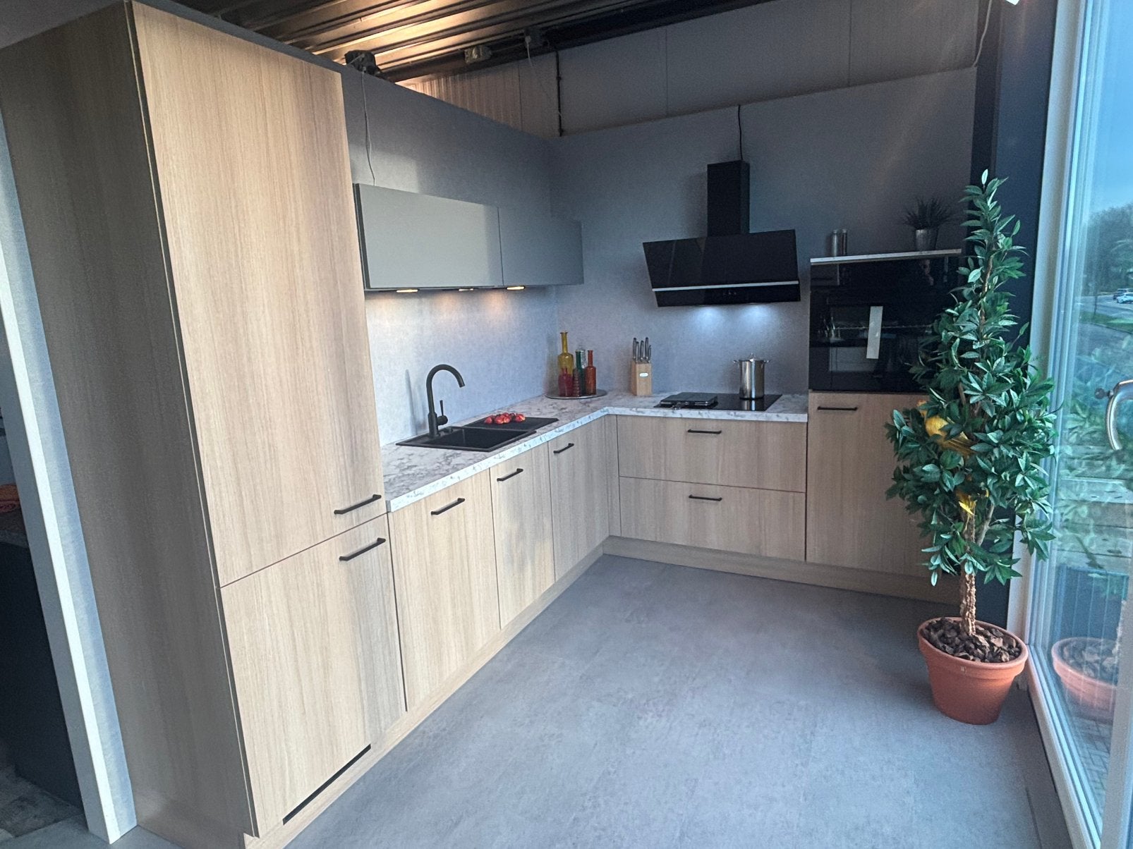 Hoek 295x225 met 5 inbouwapp., Huis en Inrichting, Keuken | Complete keukens, Ophalen, Bruin, Hoekkeuken, Nieuw