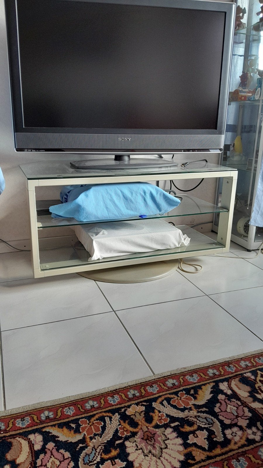 Draaibaar Glazen TV-meubel met 3 planken. lichtgrijs, Gebruikt, Glas, Minder dan 100 cm, Modern