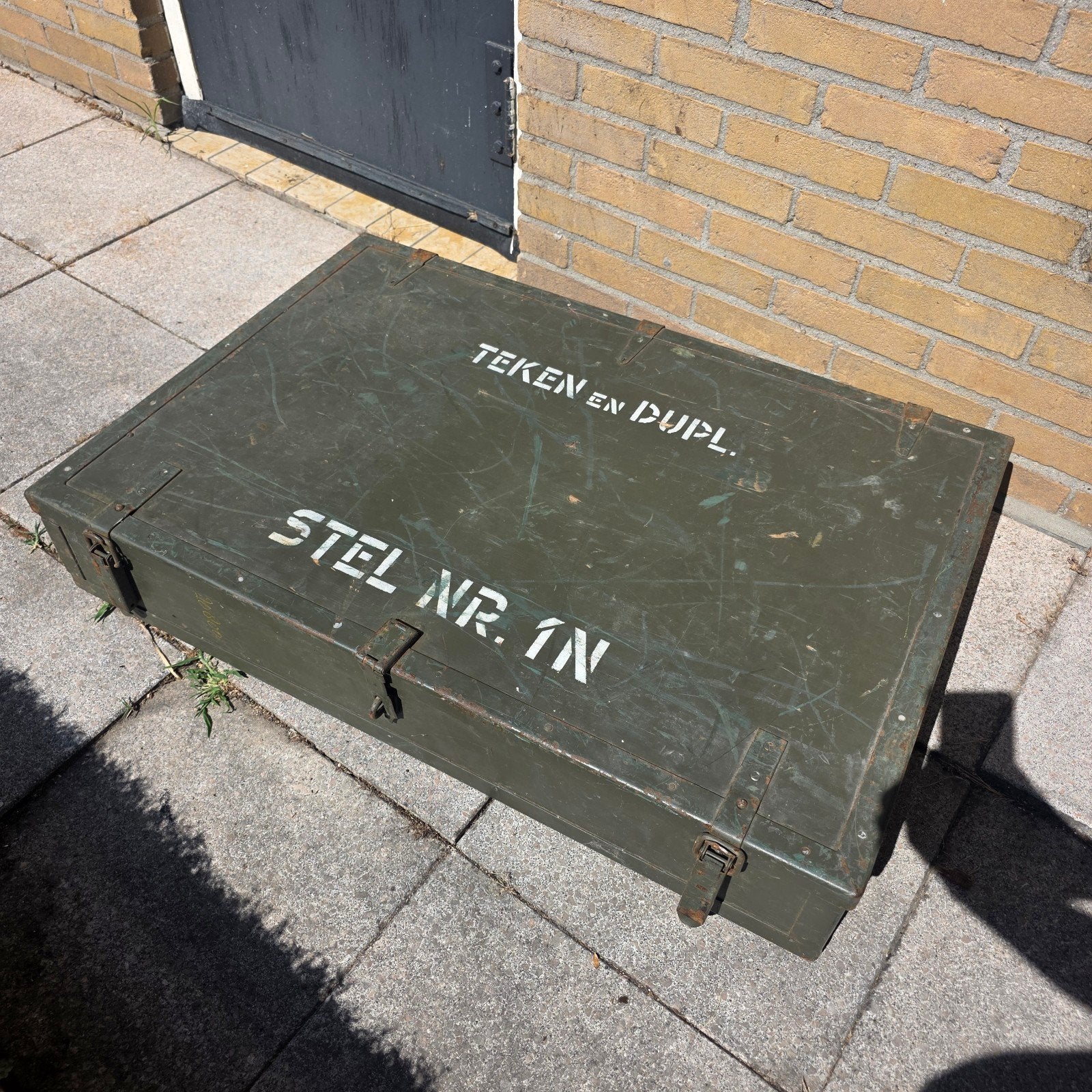 Grote teken legerkist, Ophalen