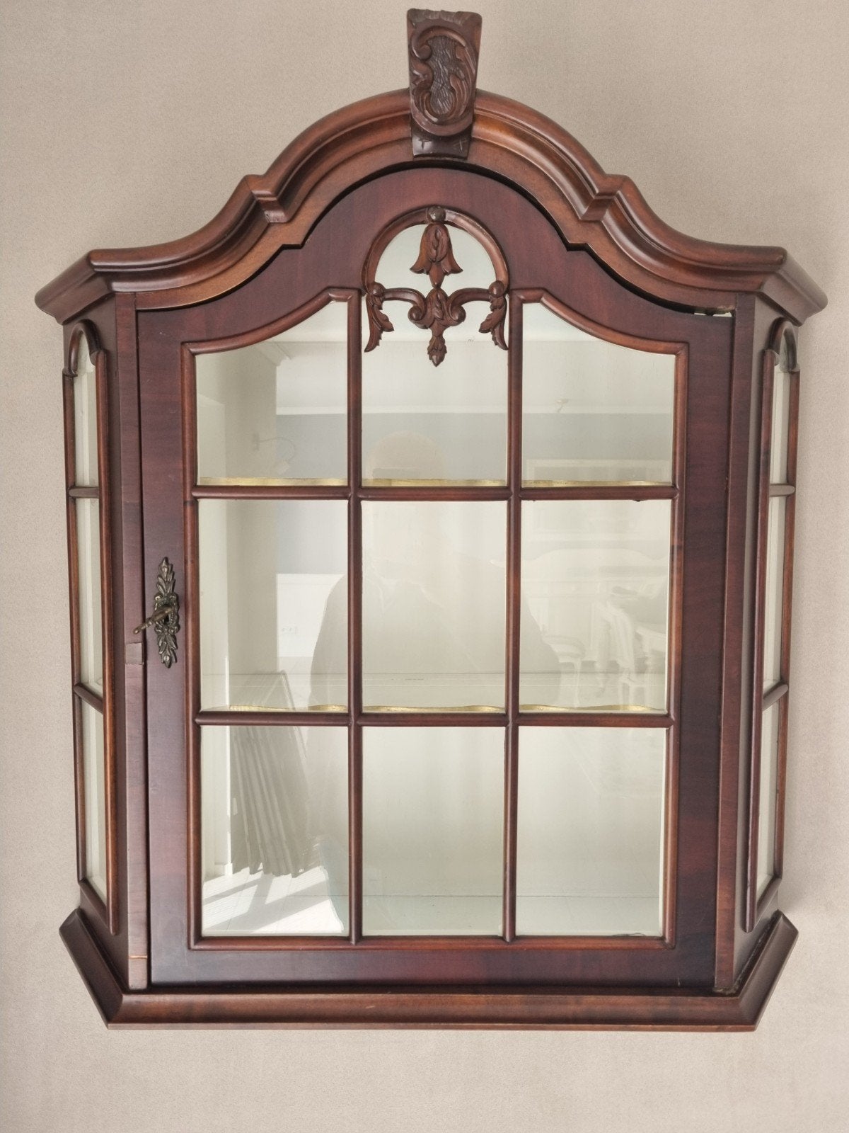 Antieke wandvitrinekast met glas en houtsnijwerk, Ophalen of Verzenden