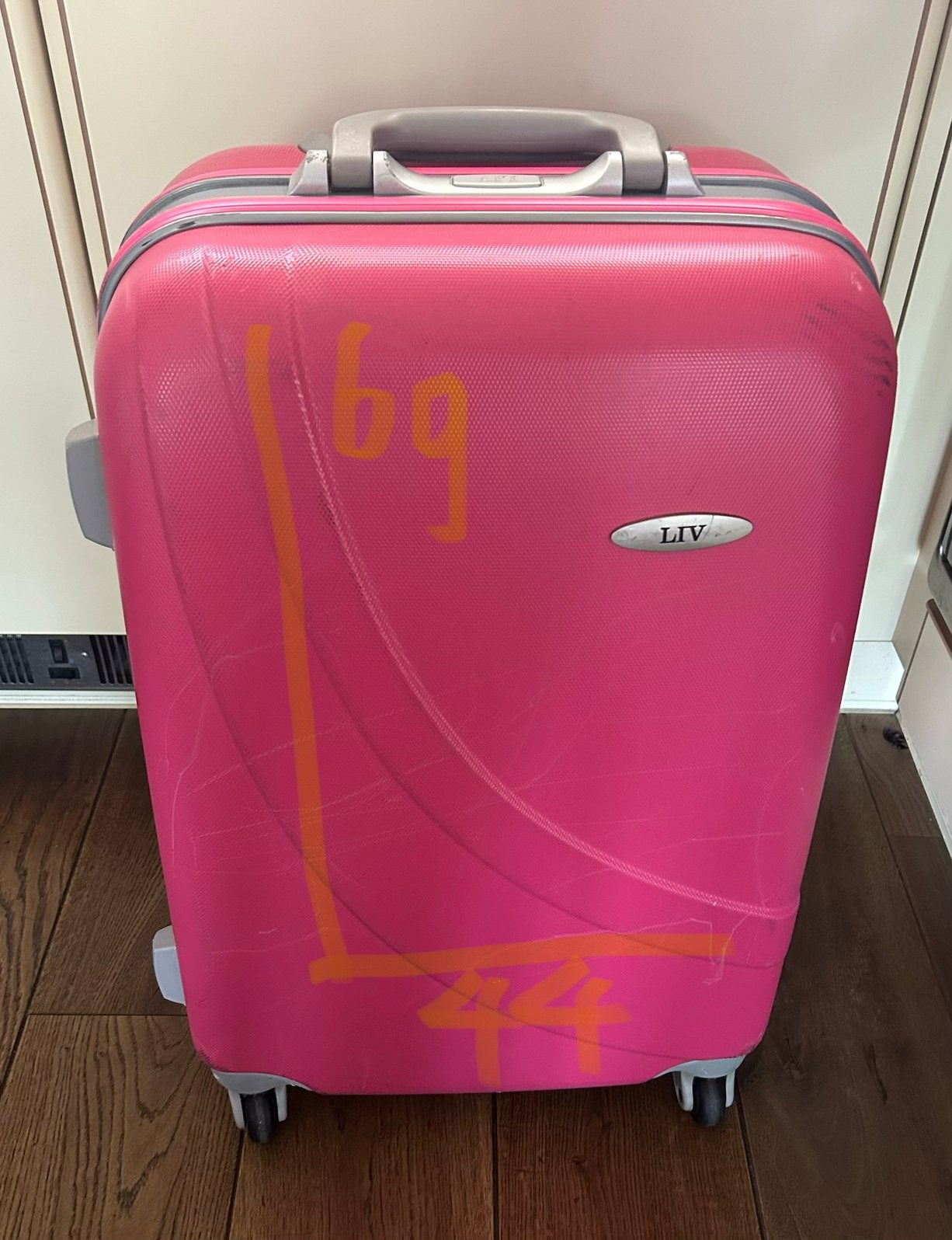 Gebruikte koffer merk LIV hard shell middel groot 69-44-24, Gebruikt, Hard kunststof, Slot, 35 tot 45 cm