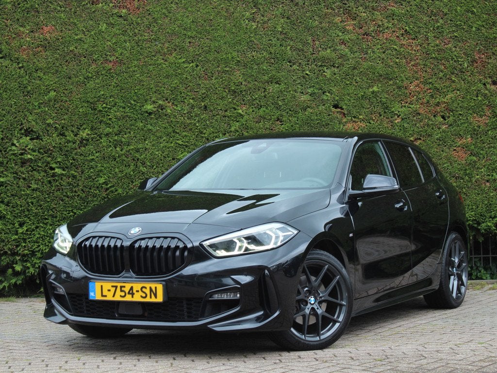 BMW 1-serie 118i High Executive M Sport | Stoelverwarming |, Auto's, Gebruikt, Zwart, Leder, Bedrijf