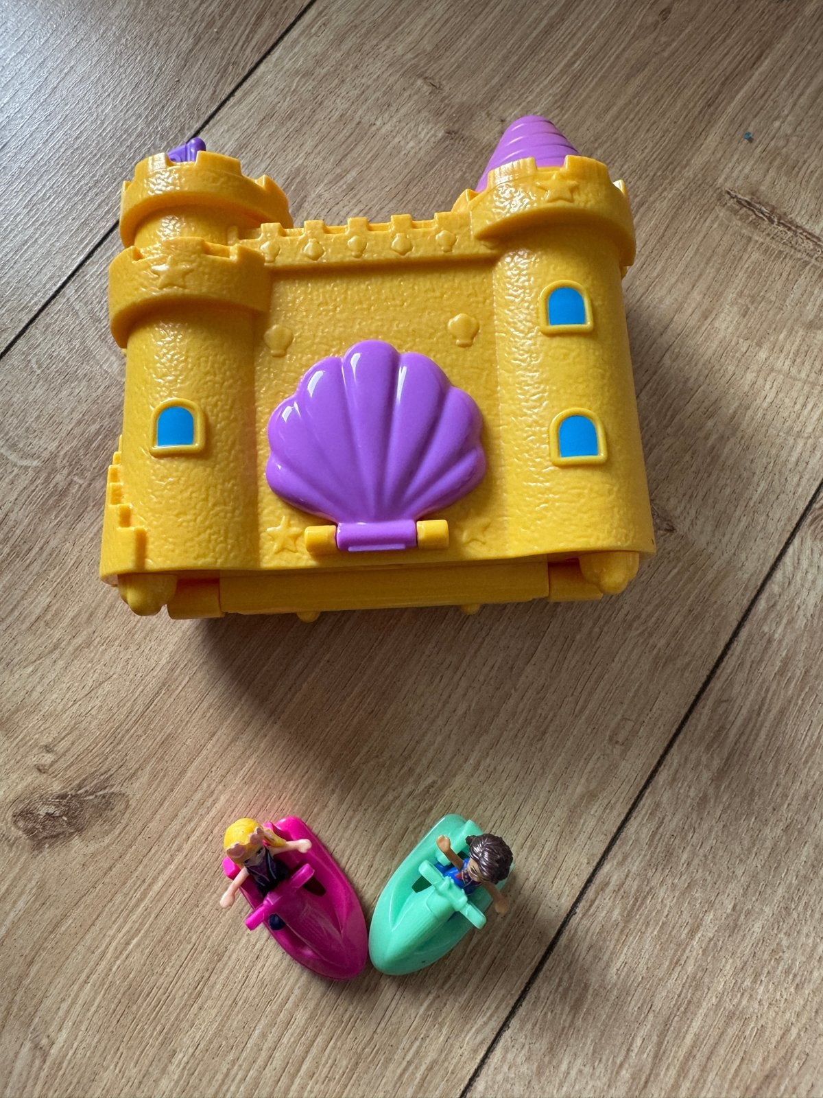 Polly Pocket Kasteel met poppetjes en waterscooters, Ophalen of Verzenden, Zo goed als nieuw, Overige typen