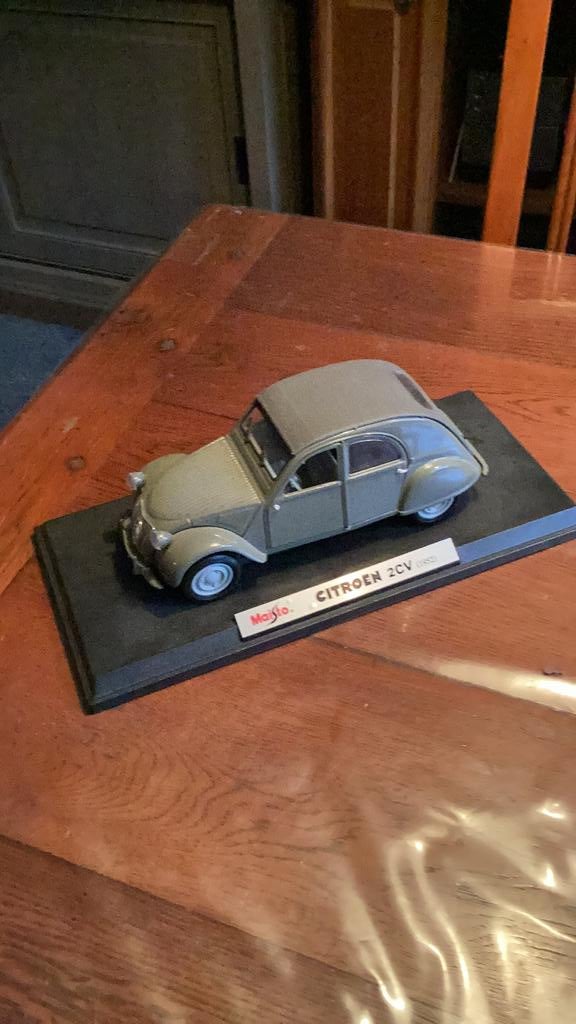 Citroen 2CV (1952) lelijke eend van Maisto 1:18, Hobby en Vrije tijd, Modelauto's | 1:18, Ophalen of Verzenden, Zo goed als nieuw