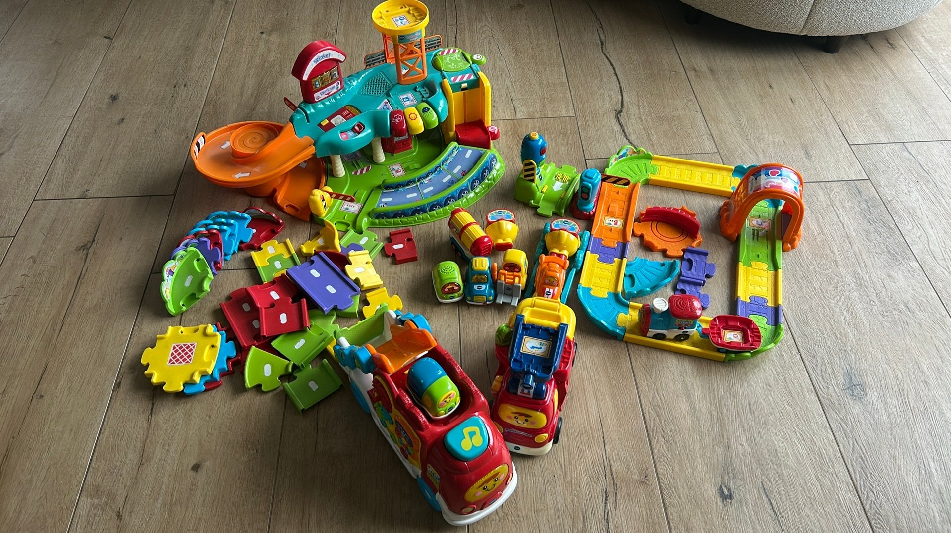 Toet toet auto’s garage en treinstation + extras, Ophalen, Gebruikt, 2 tot 4 jaar