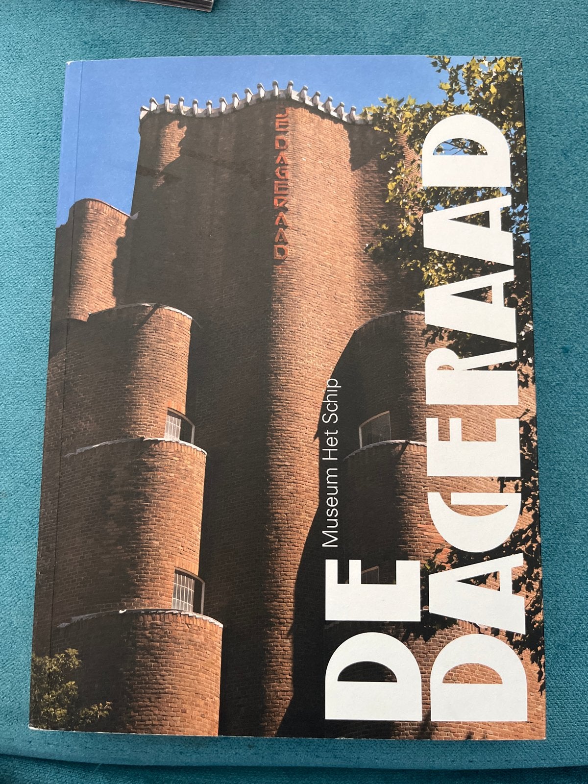 De Dageraad - Museum Het Schip - Amsterdamse School, Ophalen of Verzenden, Zo goed als nieuw, Architectuur algemeen