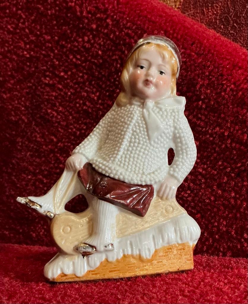 Antiek bisque porseleinen beeldje ❤️ meisje op slee, Antiek en Kunst, Ophalen of Verzenden
