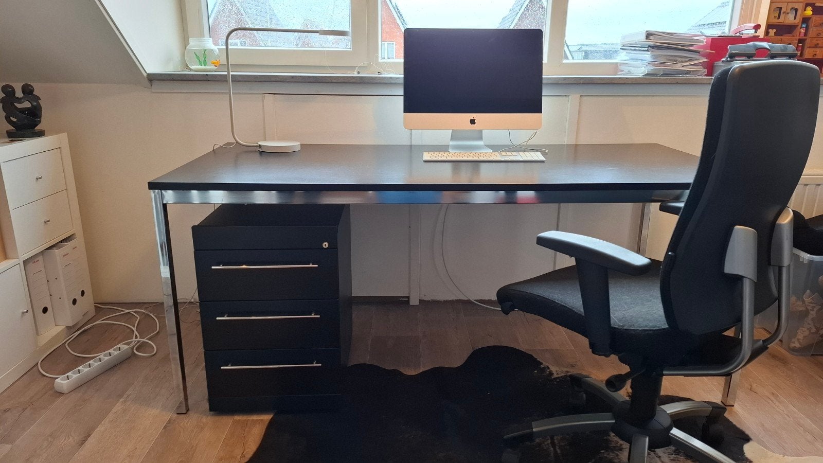 Modern zwart bureau met ladeblok en roestvrij stalen poten, Huis en Inrichting, Bureaus, Ophalen, Gebruikt, Overige merken, Computerbureau