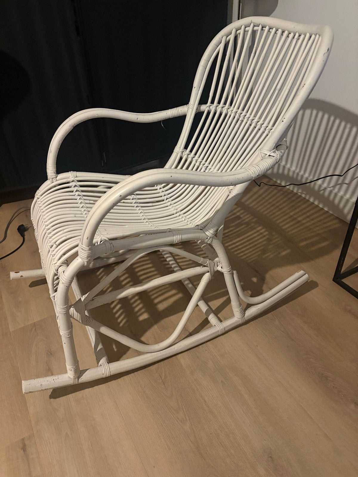 Witte rotan schommelstoel, Ophalen