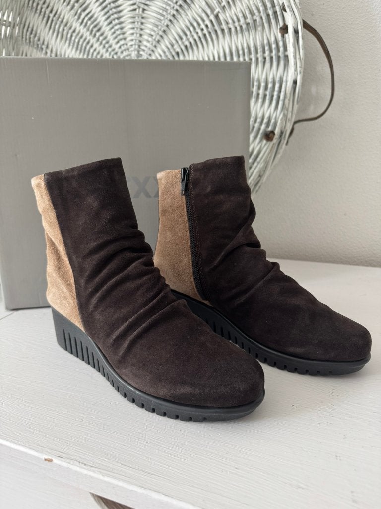 NIEUW: Leuke Beige/Bruine Suede The Flexx Enkellaarzen / 36, Kleding | Dames, Schoenen, Overige kleuren, The Flexx, Verzenden