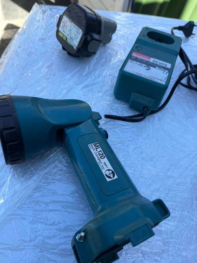 Makita 12 v accu  lader. Lamp teab, Ophalen of Verzenden, Zo goed als nieuw, Boor- en Schroefmachine