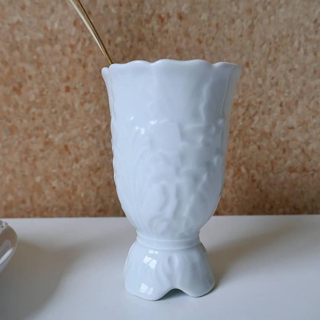Vintage wit vaasje, Wit, Aardewerk of Porselein, Ophalen of Verzenden, Zo goed als nieuw