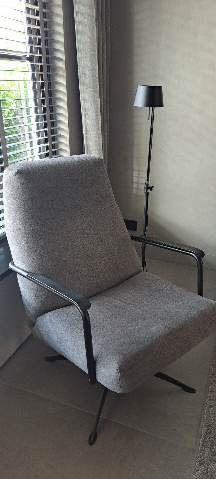 Fauteuil grijskleurig merk Inno., Ophalen, Zo goed als nieuw, 75 tot 100 cm